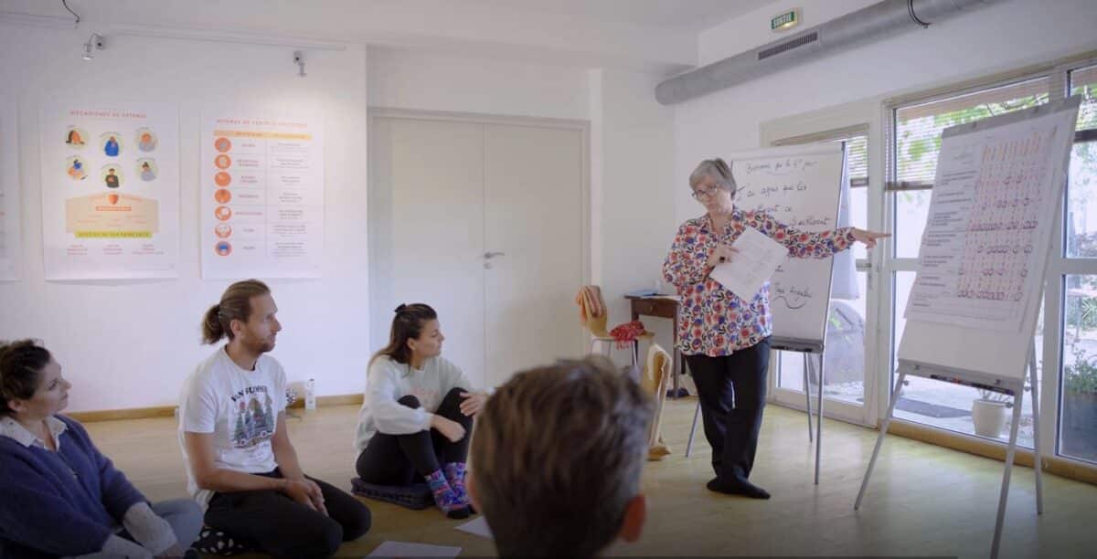Femme présentant un tableau pendant une séance de coaching