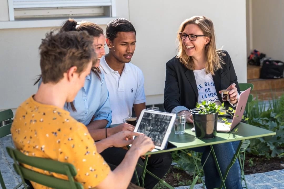 Travail d'équipe sur une vidéo