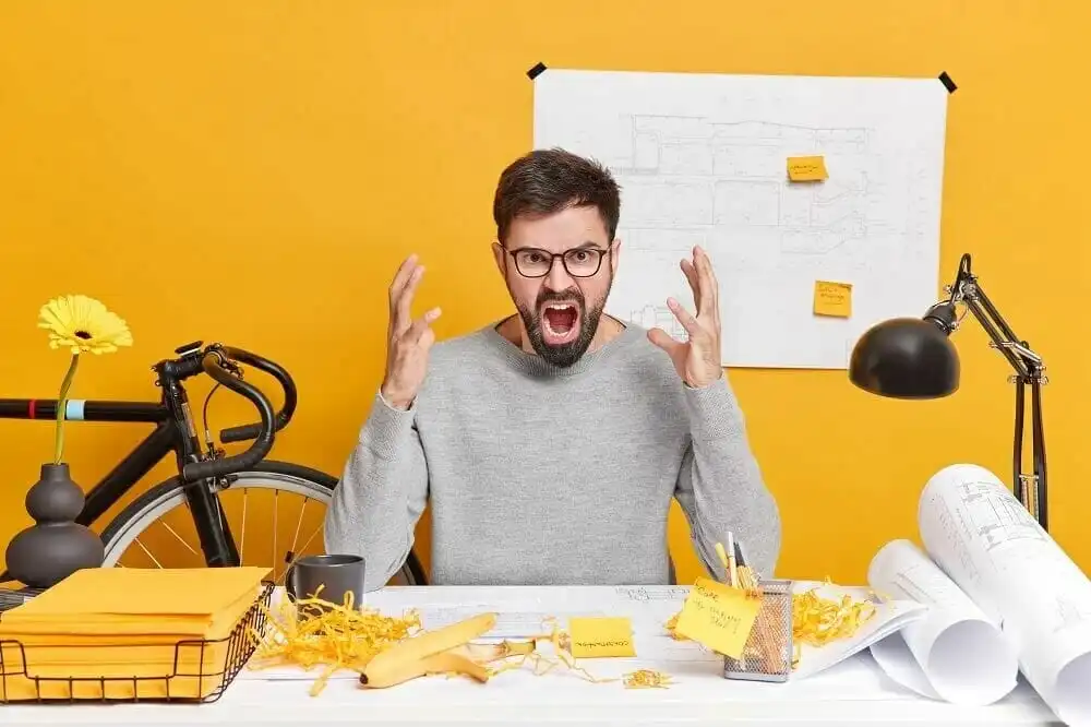 équipe marketing stressée face à une vidéo corporate peu efficace