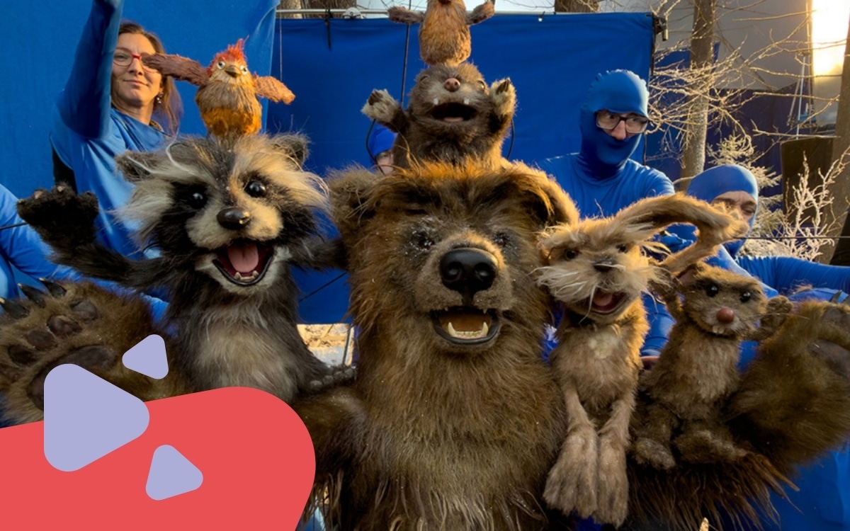 Marionnette publicité apple fond bleu