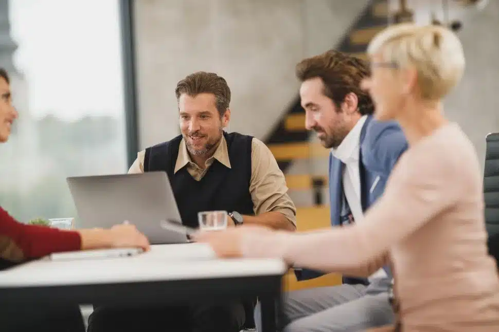 équipe en réunion analysant une vidéo d’entreprise intégrée au parcours client